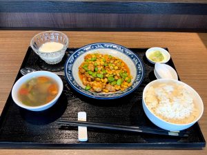投稿についてもっと詳しく 2020年8月の月替わりランチ『トウモロコシと枝豆と鶏肉の豆板醤炒め』