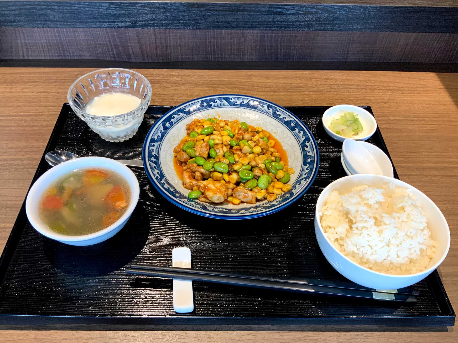 投稿についてもっと詳しく 2020年8月の月替わりランチ『トウモロコシと枝豆と鶏肉の豆板醤炒め』