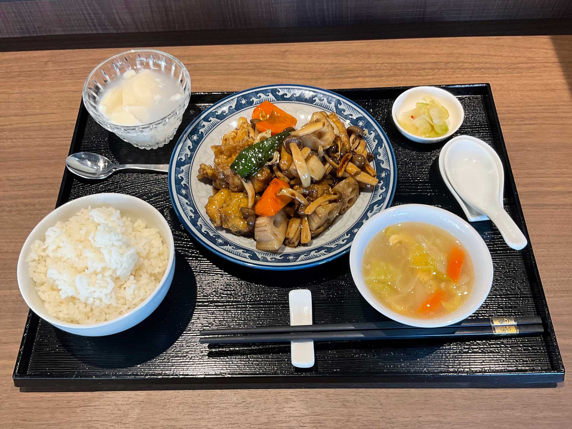 投稿についてもっと詳しく 2021年12月の月替わりランチ『黒酢鶏塊(鶏肉と蓮根の黒酢炒め)』