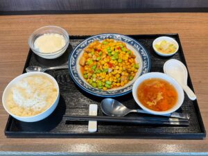 投稿についてもっと詳しく 2022年7月の月替わりランチ『栗米鶏丁(トウモロコシと鶏肉の豆板醤炒め)』