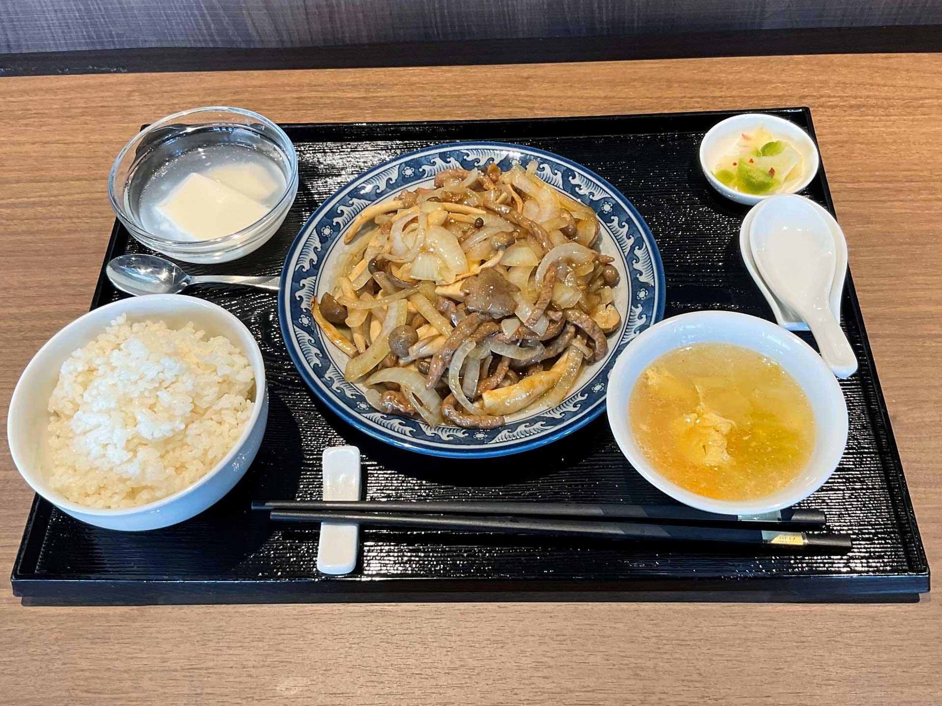 投稿についてもっと詳しく 2023年4月の月替わりランチ『洋葱牛肉絲(新玉葱と牛肉のオイスターソース炒め)』
