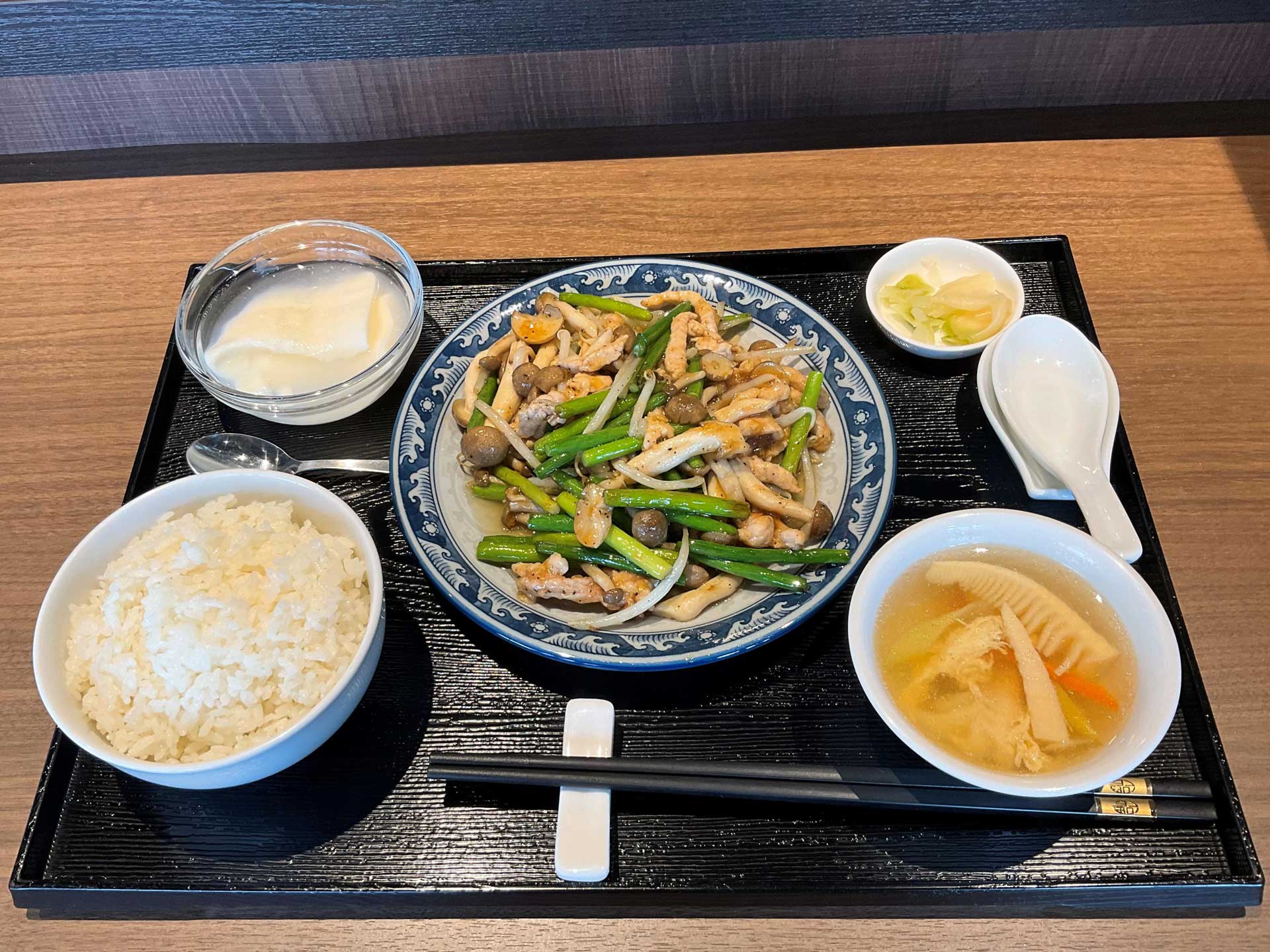 投稿についてもっと詳しく 2023年5月の月替わりランチ『蒜苗肉絲(ニンニクの芽と豚肉のブラックペッパー炒め)』