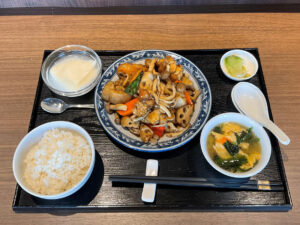 投稿についてもっと詳しく 2023年11月の月替わりランチ『黒酢鶏塊(鶏肉と蓮根の黒酢炒め)』