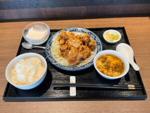投稿についてもっと詳しく 2024年4月の月替わりランチ『油淋鶏(ユーリンチー・鶏肉の甘酢ソースかけ)』