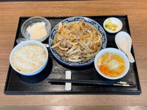 投稿についてもっと詳しく 2024年5月の月替わりランチ『洋葱牛肉絲(新玉葱と牛肉のオイスターソース炒め)』