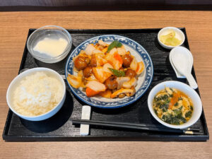 投稿についてもっと詳しく 2024年6月の月替わりランチ『糖醋肉丸(肉団子の甘酢和え)』