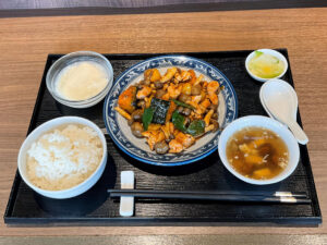 投稿についてもっと詳しく 2024年10月の月替わりランチ『南瓜鶏丁(かぼちゃと栗と鶏肉の豆板醤炒め)』