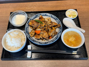 投稿についてもっと詳しく 2024年11月の月替わりランチ『黒酢鶏塊(鶏肉と蓮根の黒酢炒め)』