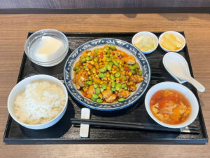 投稿についてもっと詳しく 2025年7月の月替わりランチ『玉米鶏鬆(とうもろこしと鶏肉の豆板醤炒め)』