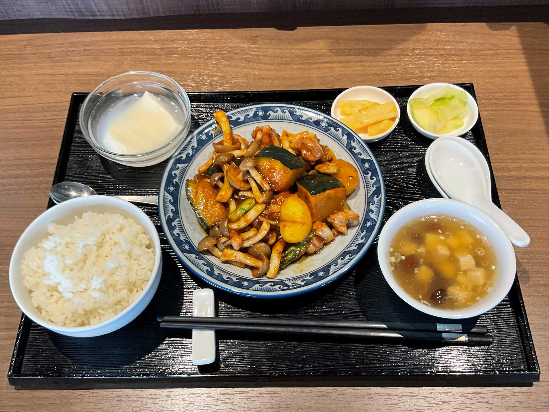 あなたが現在見ているのは 2025年10月の月替わりランチ『南瓜鶏丁(かぼちゃと栗と鶏肉の豆板醤炒め)』