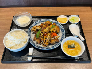 投稿についてもっと詳しく 2025年11月の月替わりランチ『黒酢鶏塊(鶏肉と蓮根の黒酢炒め)』