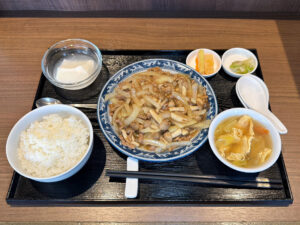 投稿についてもっと詳しく 2026年4月の月替わりランチ『洋葱牛肉絲(新玉葱と牛肉のオイスターソース炒め)』