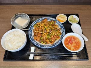 投稿についてもっと詳しく 2026年7月の月替わりランチ『玉米鶏丁(トウモロコシと鶏肉の豆板醤炒め)』