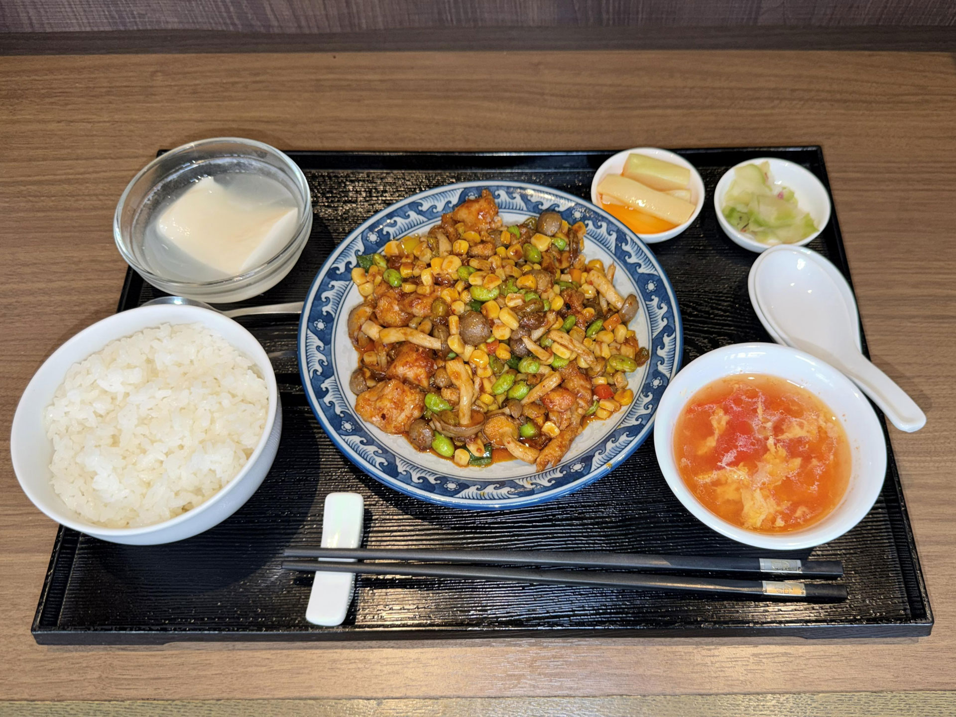 あなたが現在見ているのは 2026年7月の月替わりランチ『玉米鶏丁(トウモロコシと鶏肉の豆板醤炒め)』