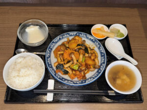 投稿についてもっと詳しく 2026年10月の月替わりランチ『南瓜鶏丁(かぼちゃと栗と鶏肉の豆板醤炒め)』
